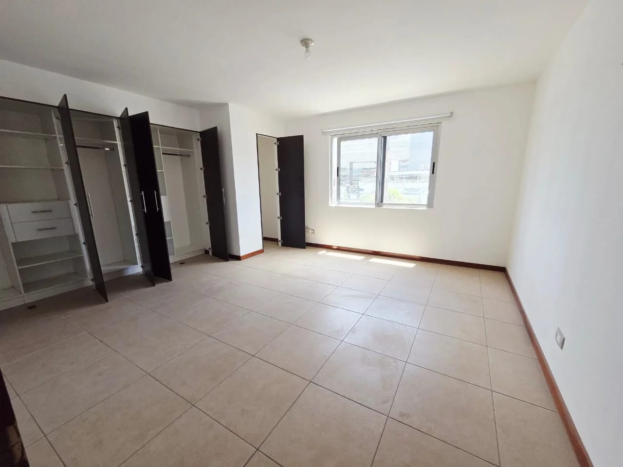 VENTA DE APARTAMENTO EN ZONA 10 — foto 3 de 10