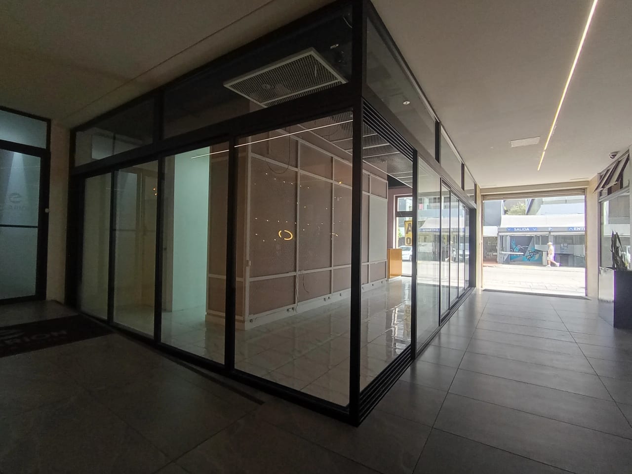 Local en Renta – Estratégica Ubicación en Zona 10 — foto 1 de 15
