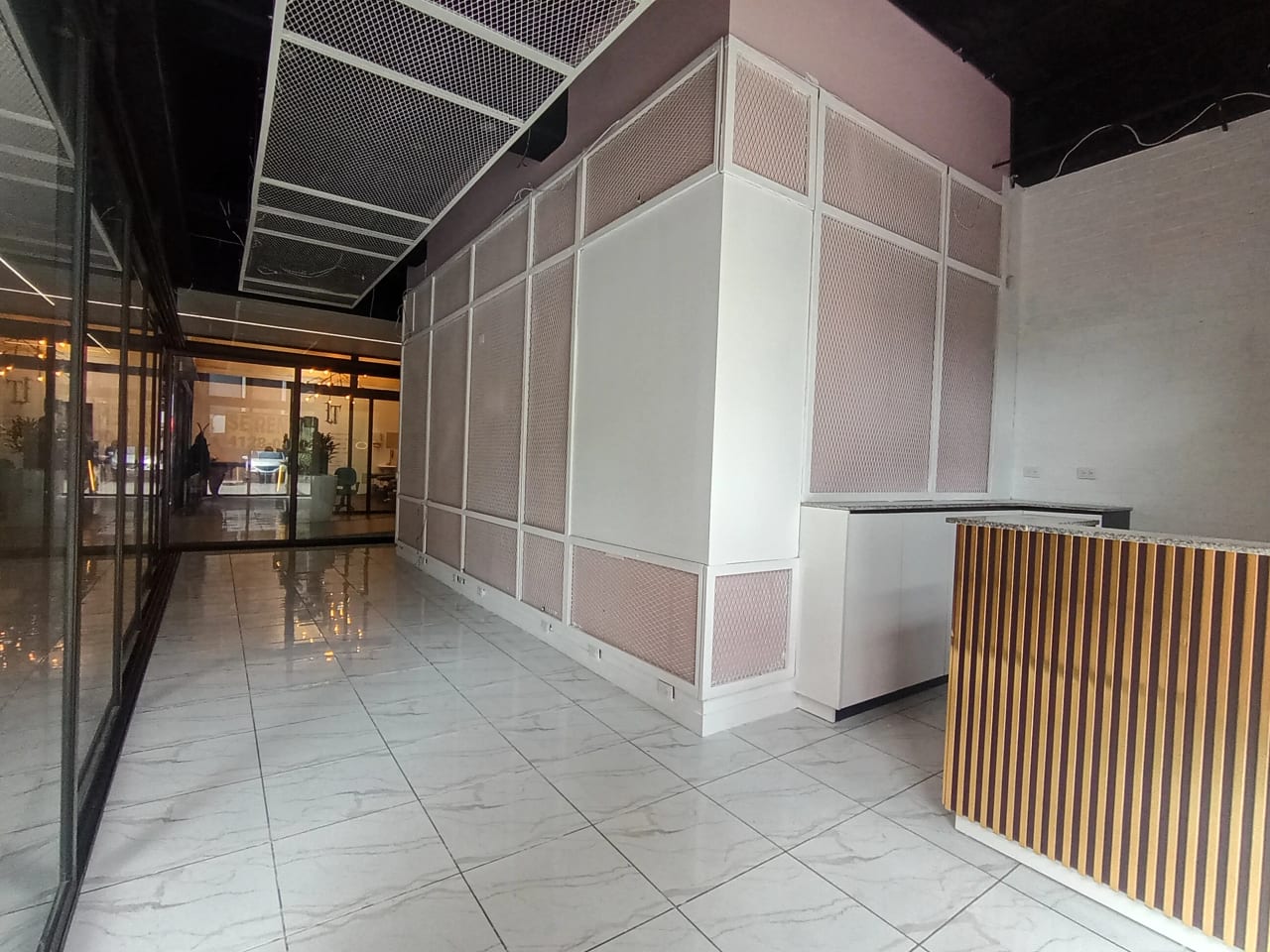 Local en Renta – Estratégica Ubicación en Zona 10 — foto 2 de 15