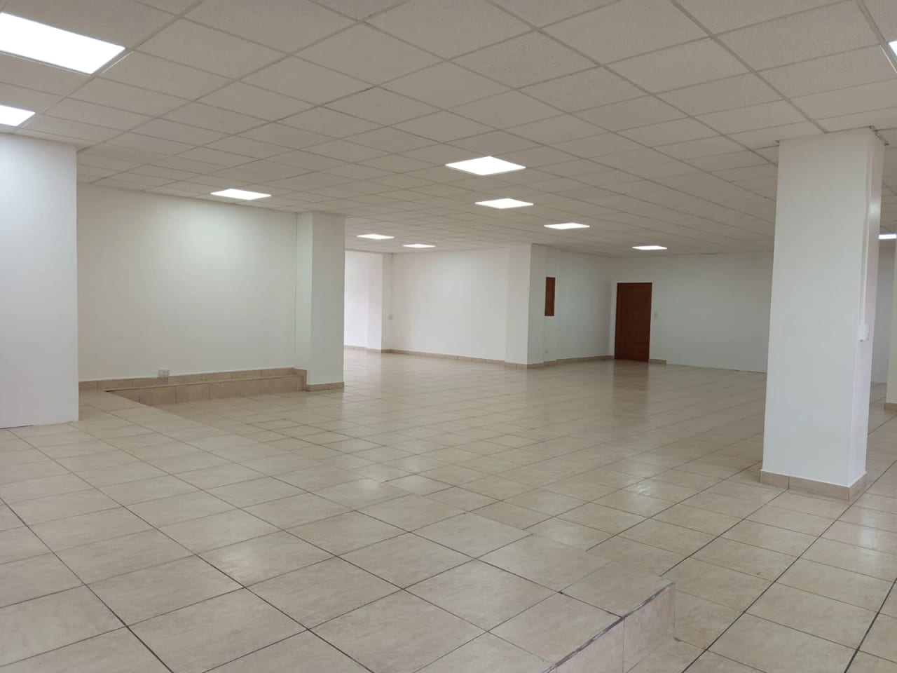 SE RENTA AMPLIA OFICINA CORPORATIVA DE 240 MT2 EN ZONA 13 — foto 5 de 17