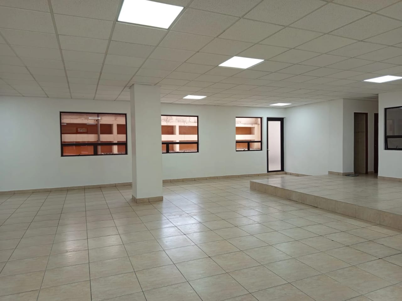 SE RENTA AMPLIA OFICINA CORPORATIVA DE 240 MT2 EN ZONA 13 — foto 8 de 17