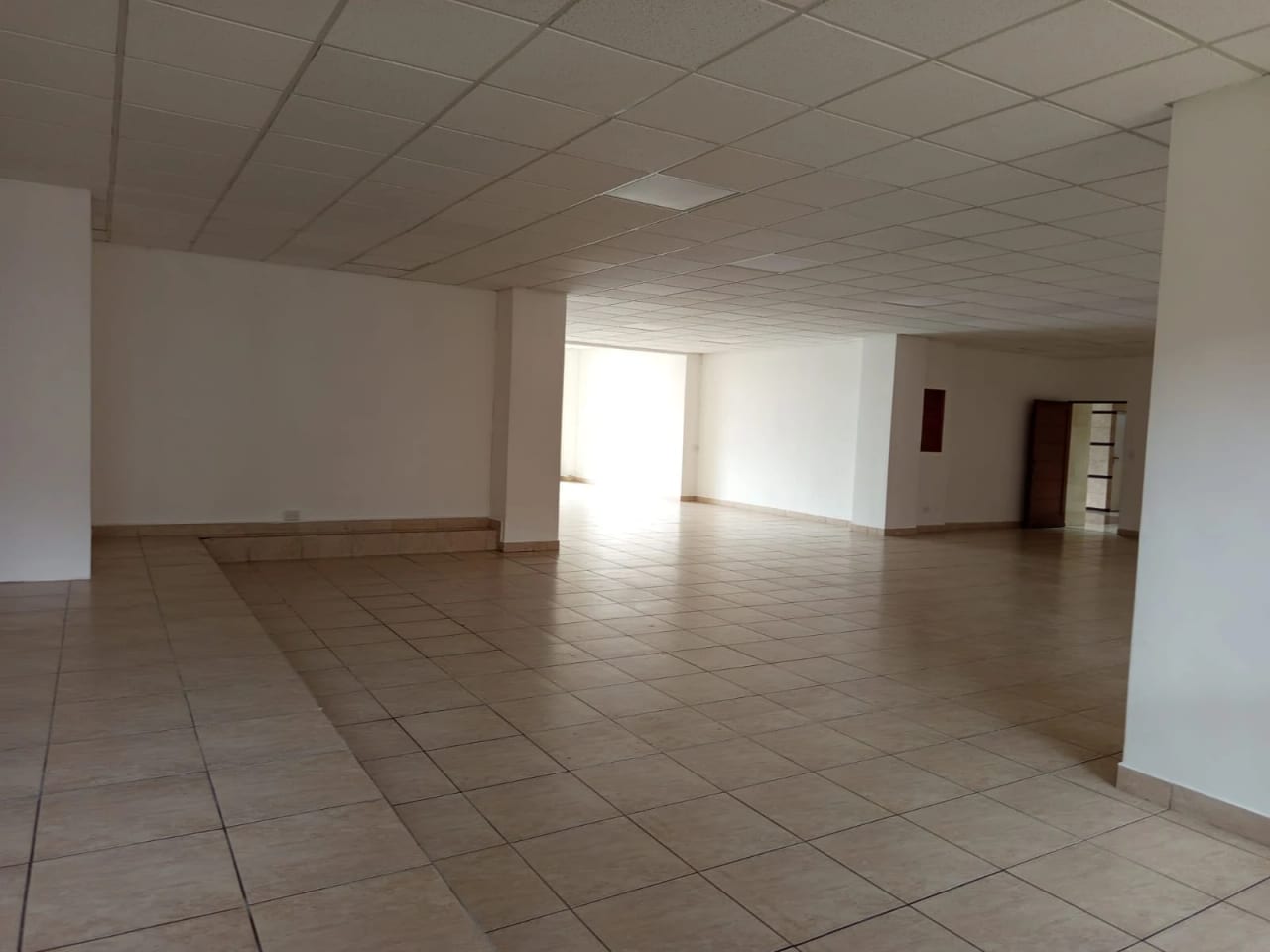 SE RENTA AMPLIA OFICINA CORPORATIVA DE 240 MT2 EN ZONA 13 — foto 11 de 17