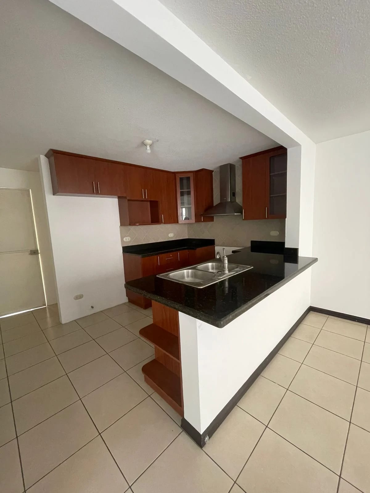 Casa en Venta en Bosques de San Marino, Ciudad San Cristobal, zona 8 de Mixco — foto 1 de 14