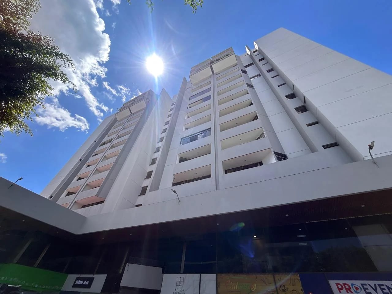 Apartamento en renta Zona 10 sobre Avenida Reforma — foto 1 de 9