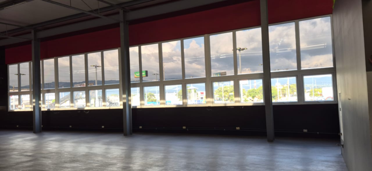 Espacioso Local Comercial de 1,305 m² en RENTA ¡excelente ubicación! — foto 1 de 11