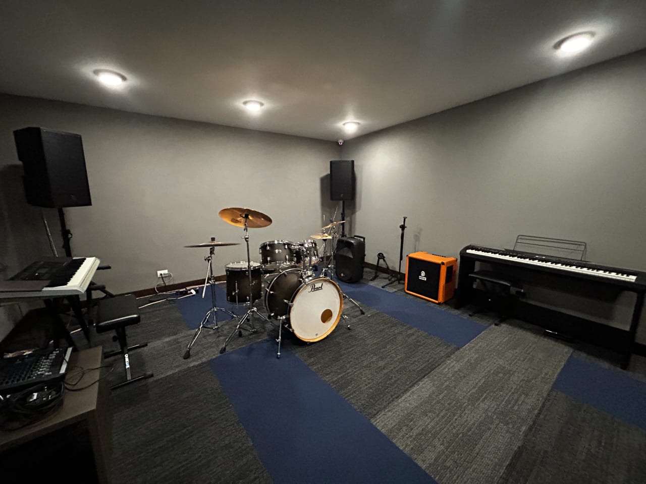 Sala de Ensayo Acústico — Apartamento Inteligente de Lujo en Renta Zona 14 — foto 12 de 17