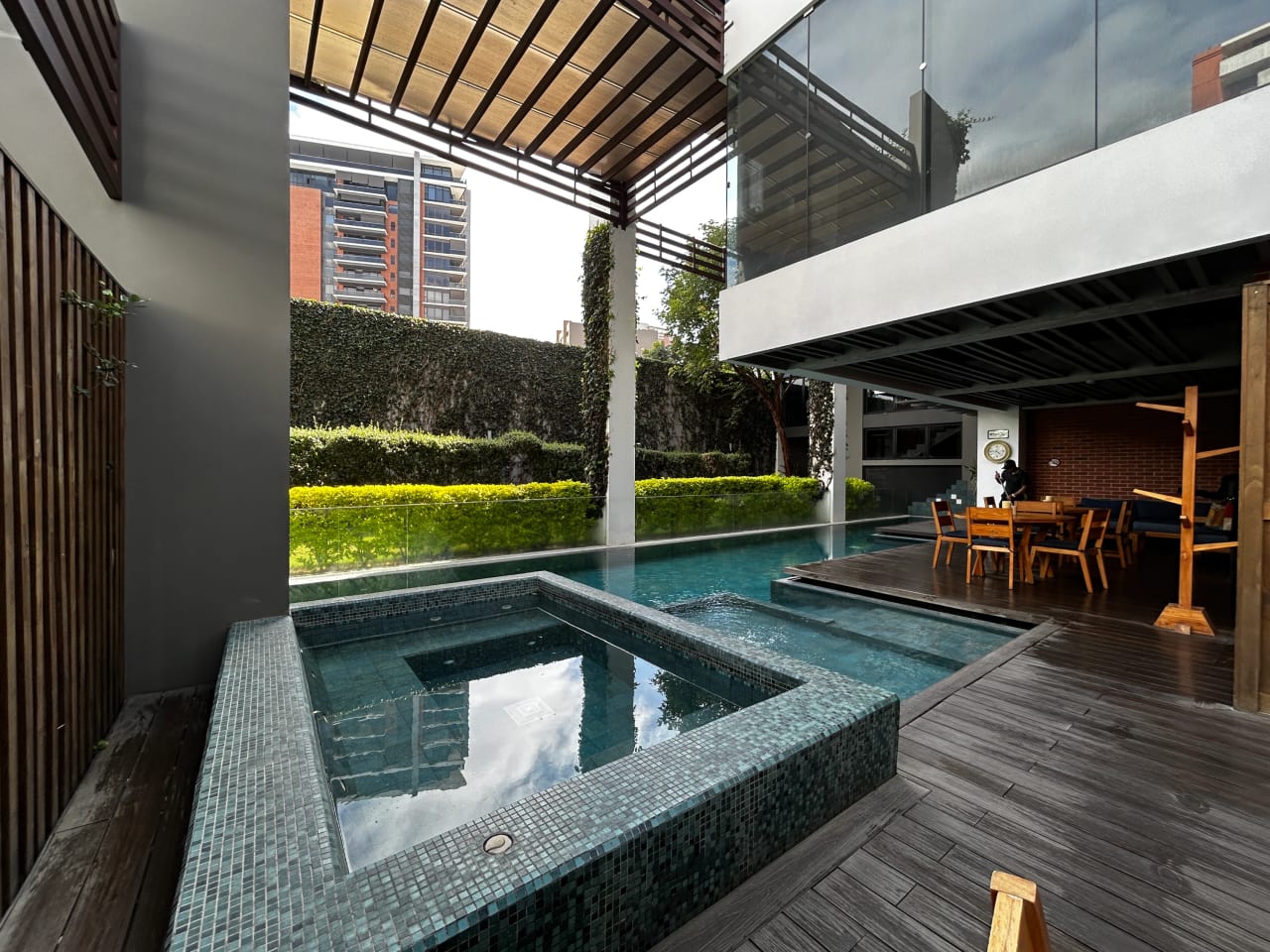 Piscina — Apartamento Inteligente de Lujo en Renta Zona 14 — foto 15 de 17
