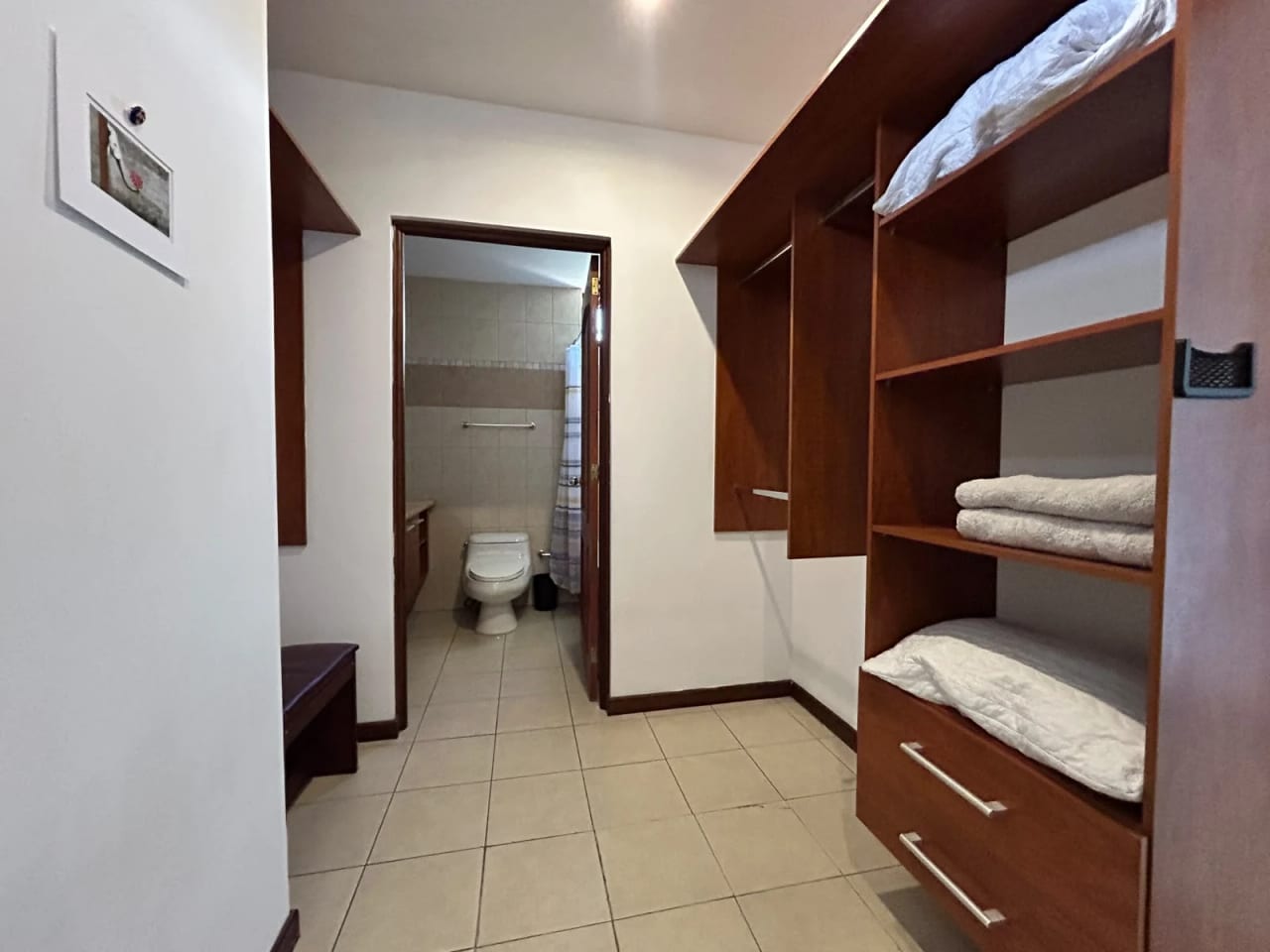 Renta Apartamento de Nivel Completo con Vistas 360° en Zona 15 — foto 8 de 12