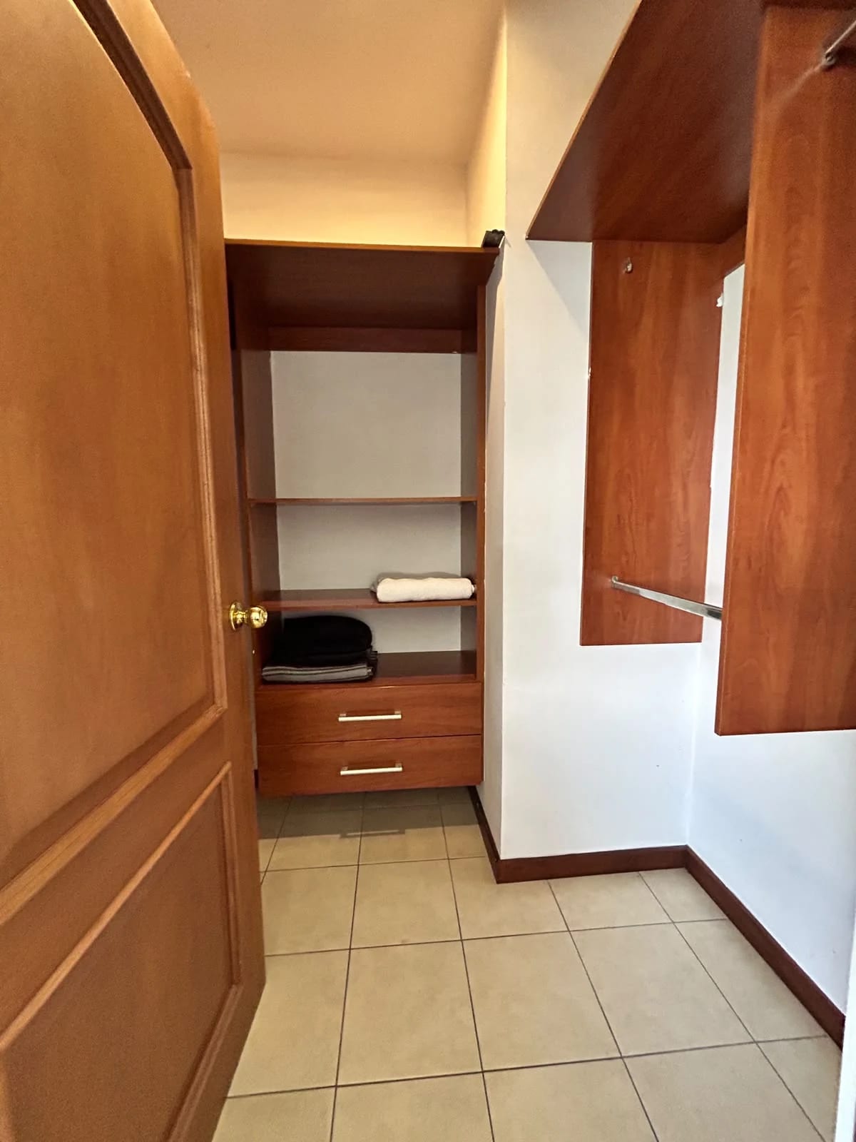Renta Apartamento de Nivel Completo con Vistas 360° en Zona 15 — foto 10 de 12