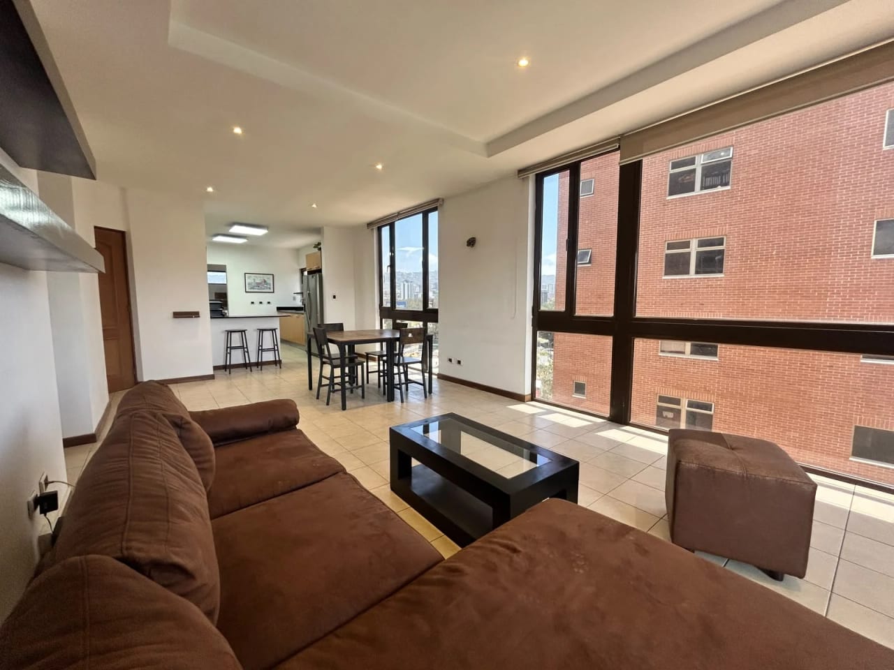 Renta Apartamento de Nivel Completo con Vistas 360° en Zona 15 — foto 2 de 12