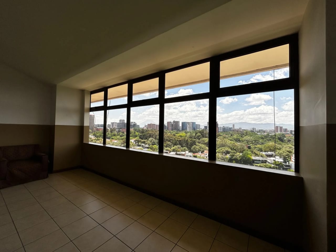Renta Apartamento de Nivel Completo con Vistas 360° en Zona 15 — foto 12 de 12