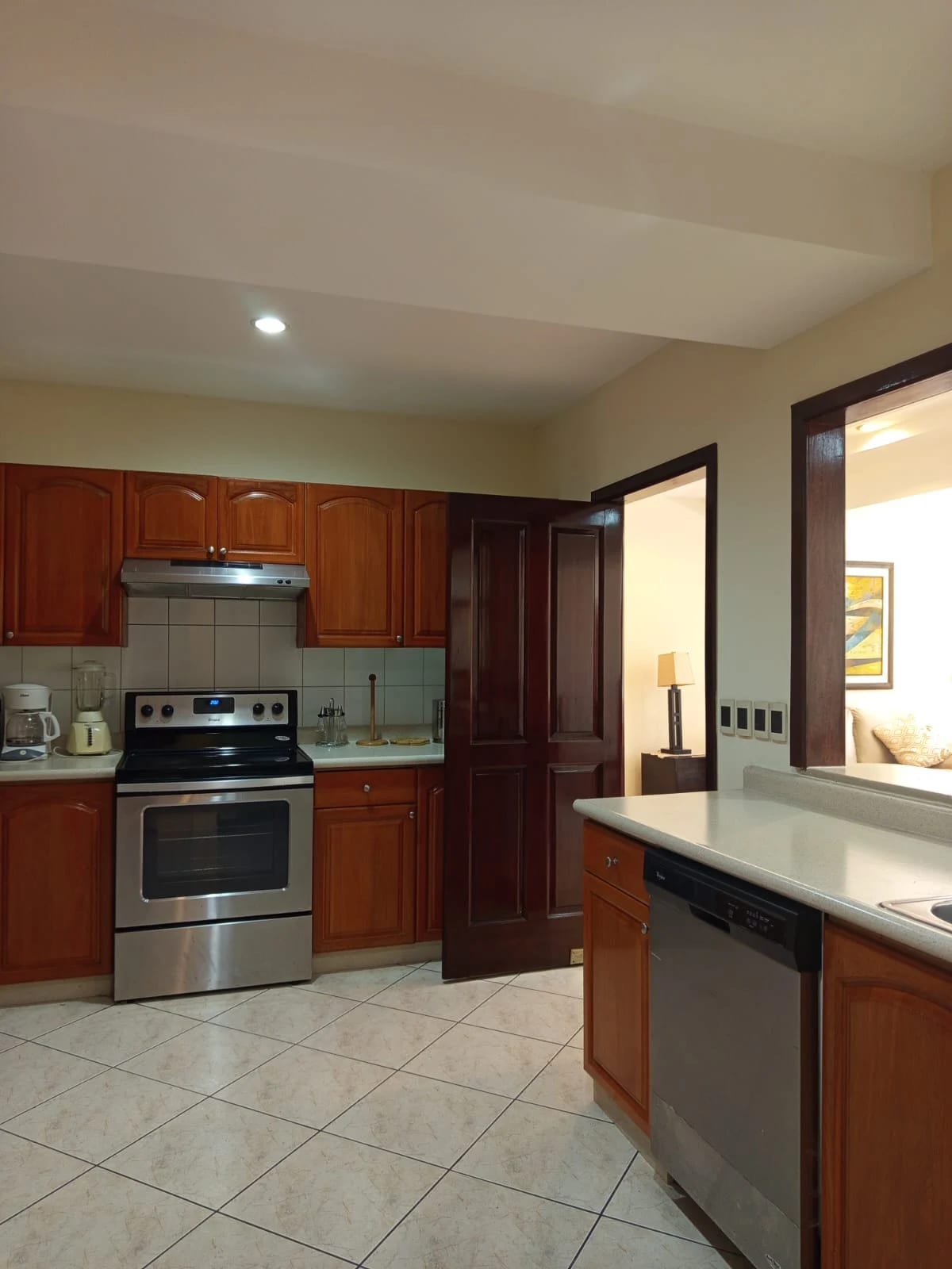 Apartamento en renta amueblado en zona 10 de 3 habitaciones — foto 2 de 17