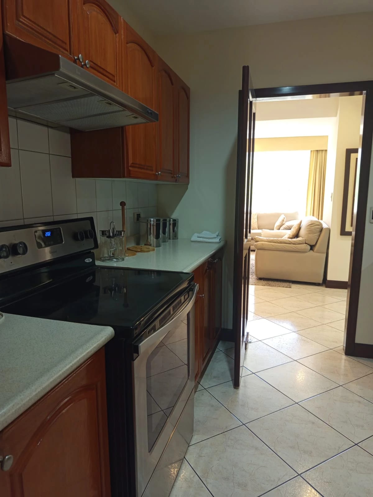 Apartamento en renta amueblado en zona 10 de 3 habitaciones — foto 4 de 17
