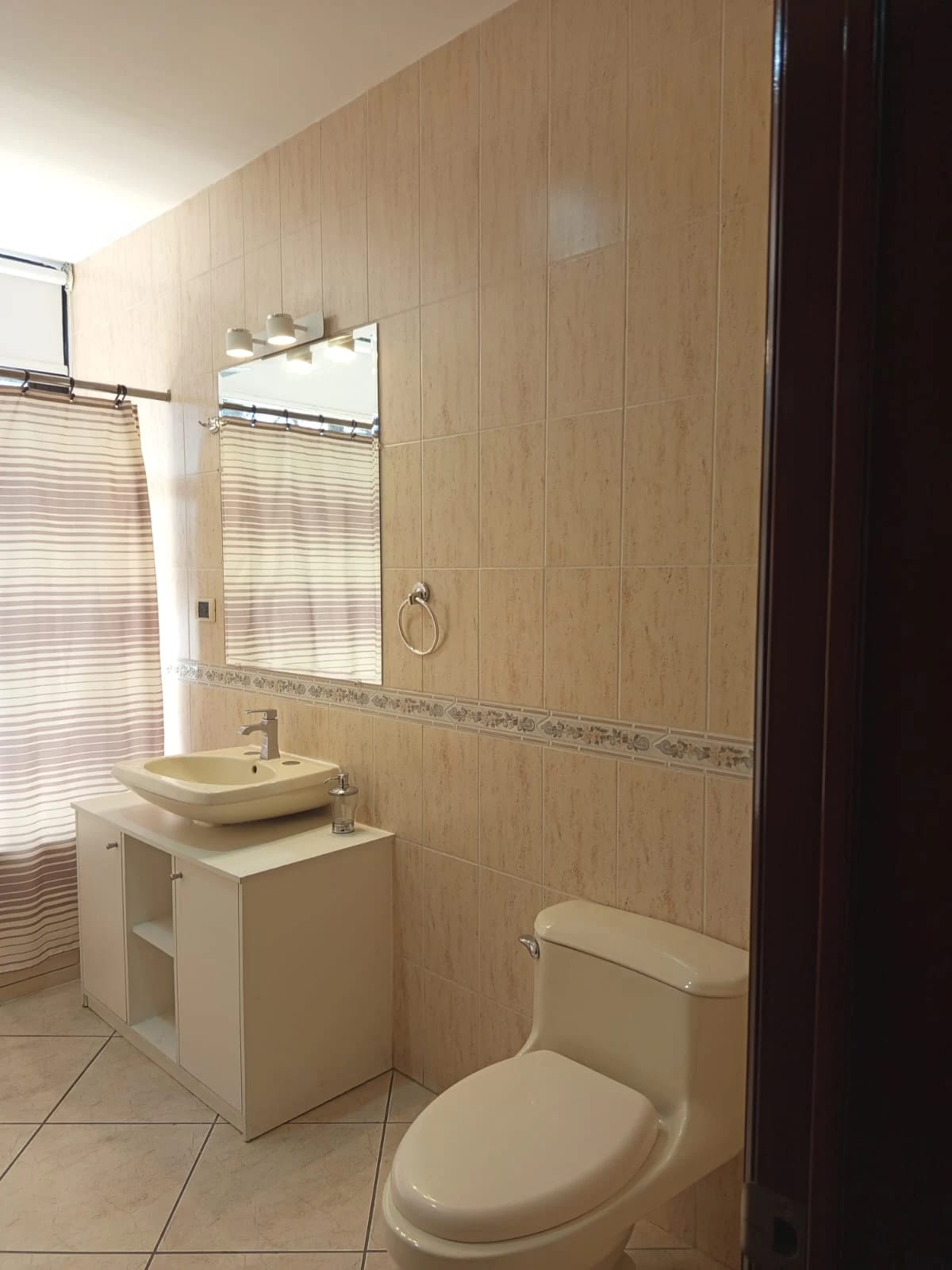 Apartamento en renta amueblado en zona 10 de 3 habitaciones — foto 7 de 17