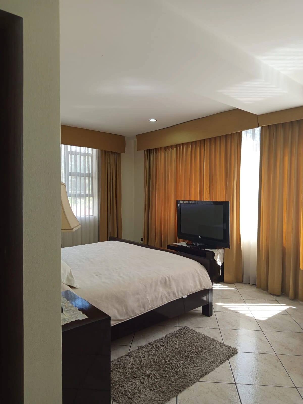 Apartamento en renta amueblado en zona 10 de 3 habitaciones — foto 13 de 17