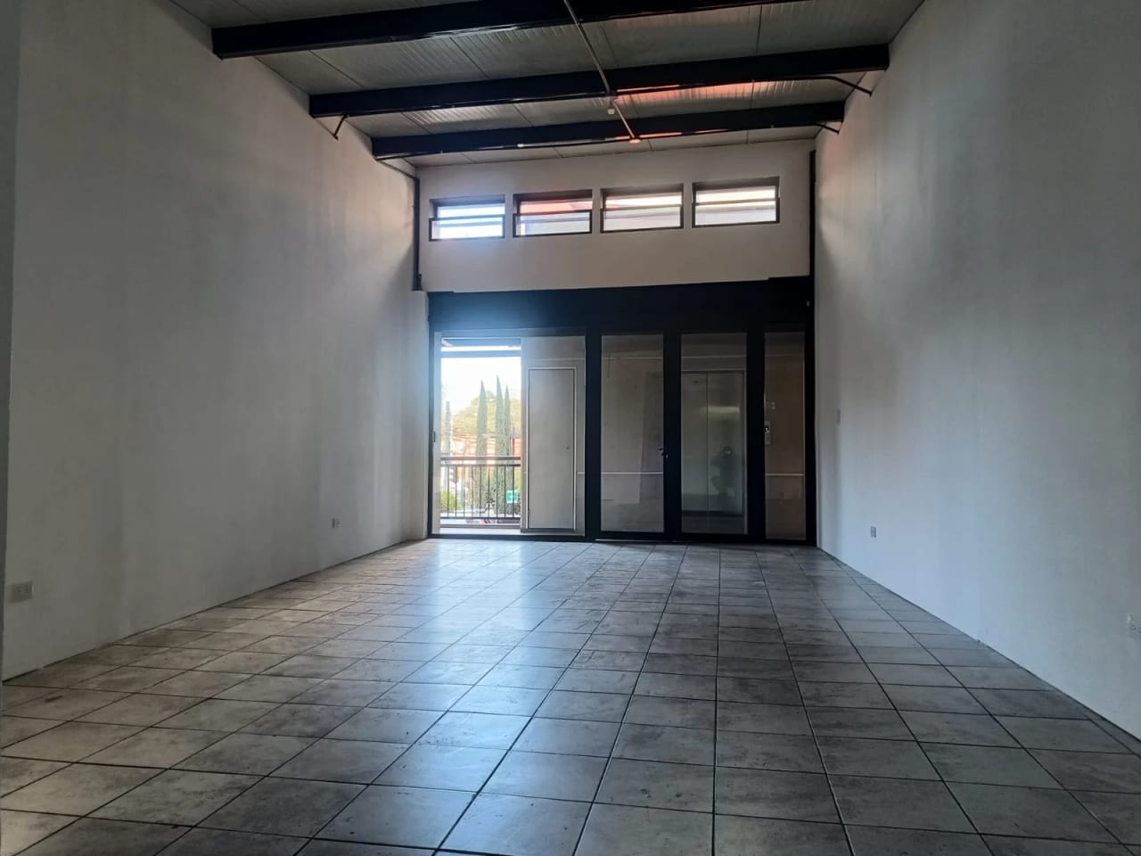 Excelente Local Comercial en Renta – Zona 10 — foto 1 de 7