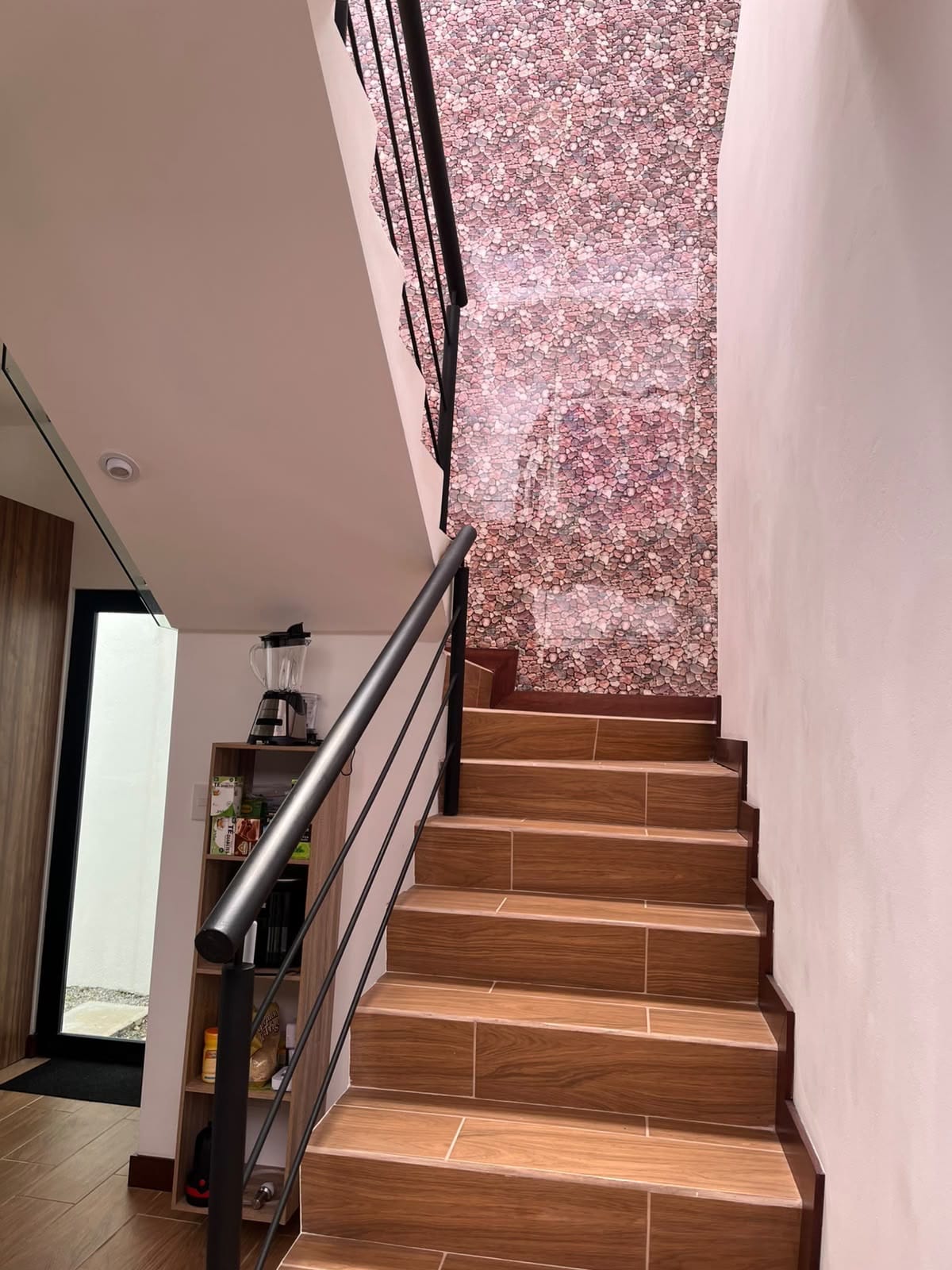 gradas — Casa en Venta Santa Catarina Pinula Condominio 7 Gotas — foto 17 de 17