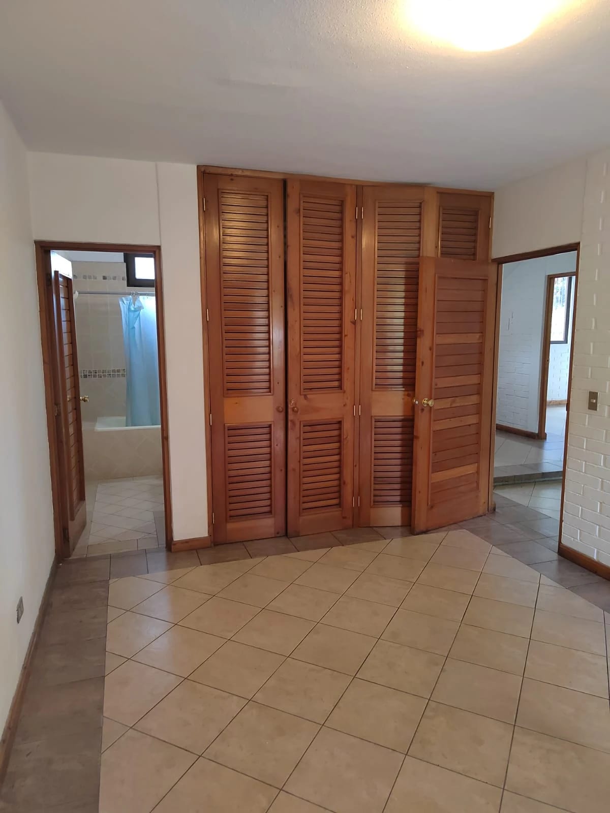 Se renta casa en zona 10 lista para ocupar — foto 3 de 17