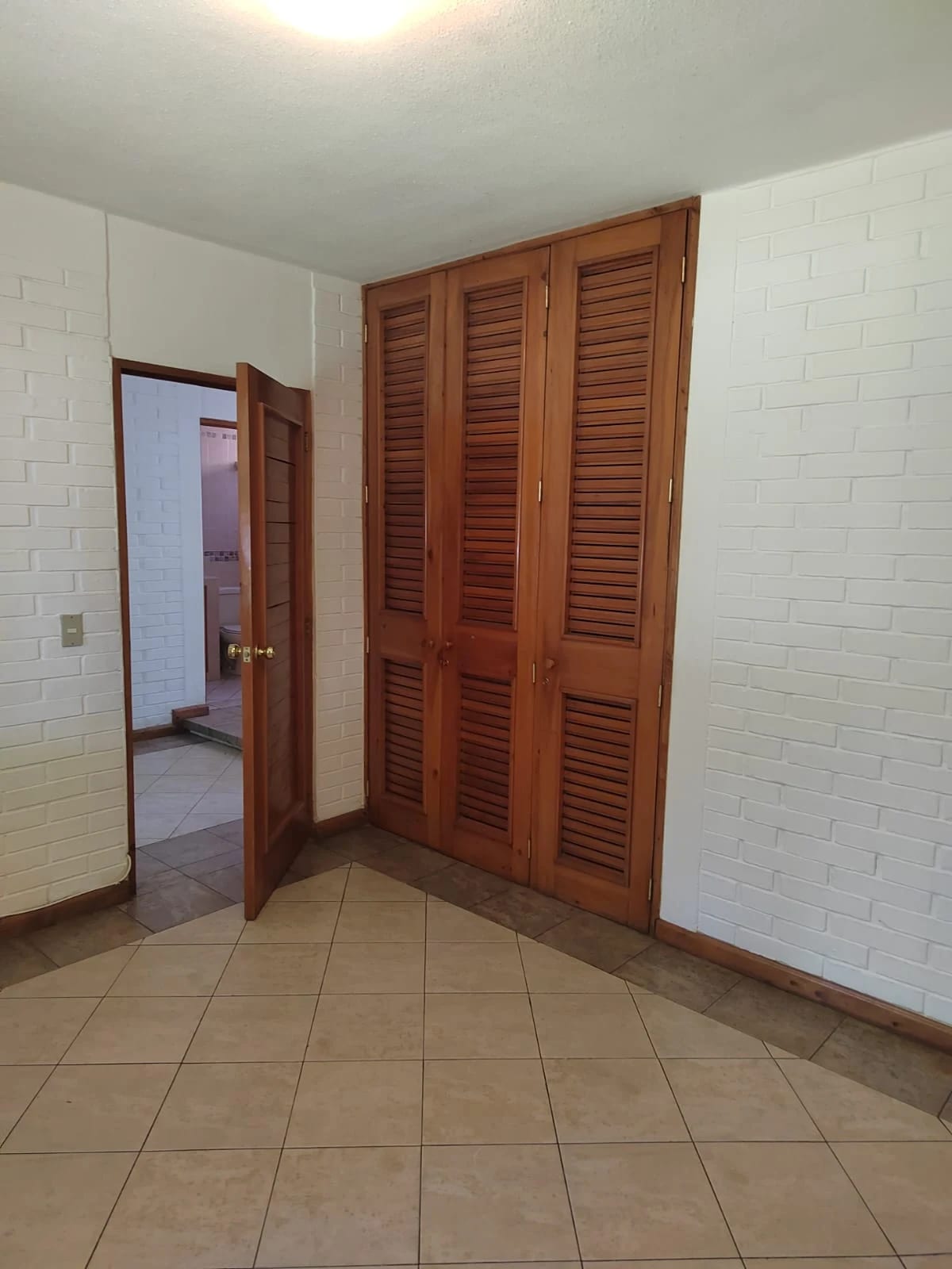 Se renta casa en zona 10 lista para ocupar — foto 5 de 17
