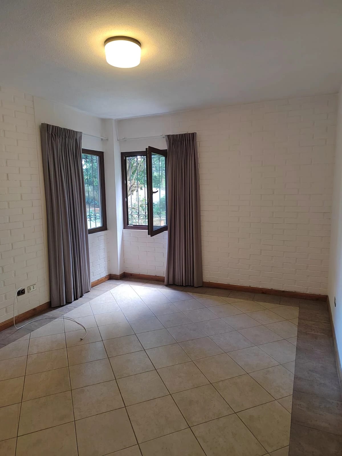 Se renta casa en zona 10 lista para ocupar — foto 13 de 17