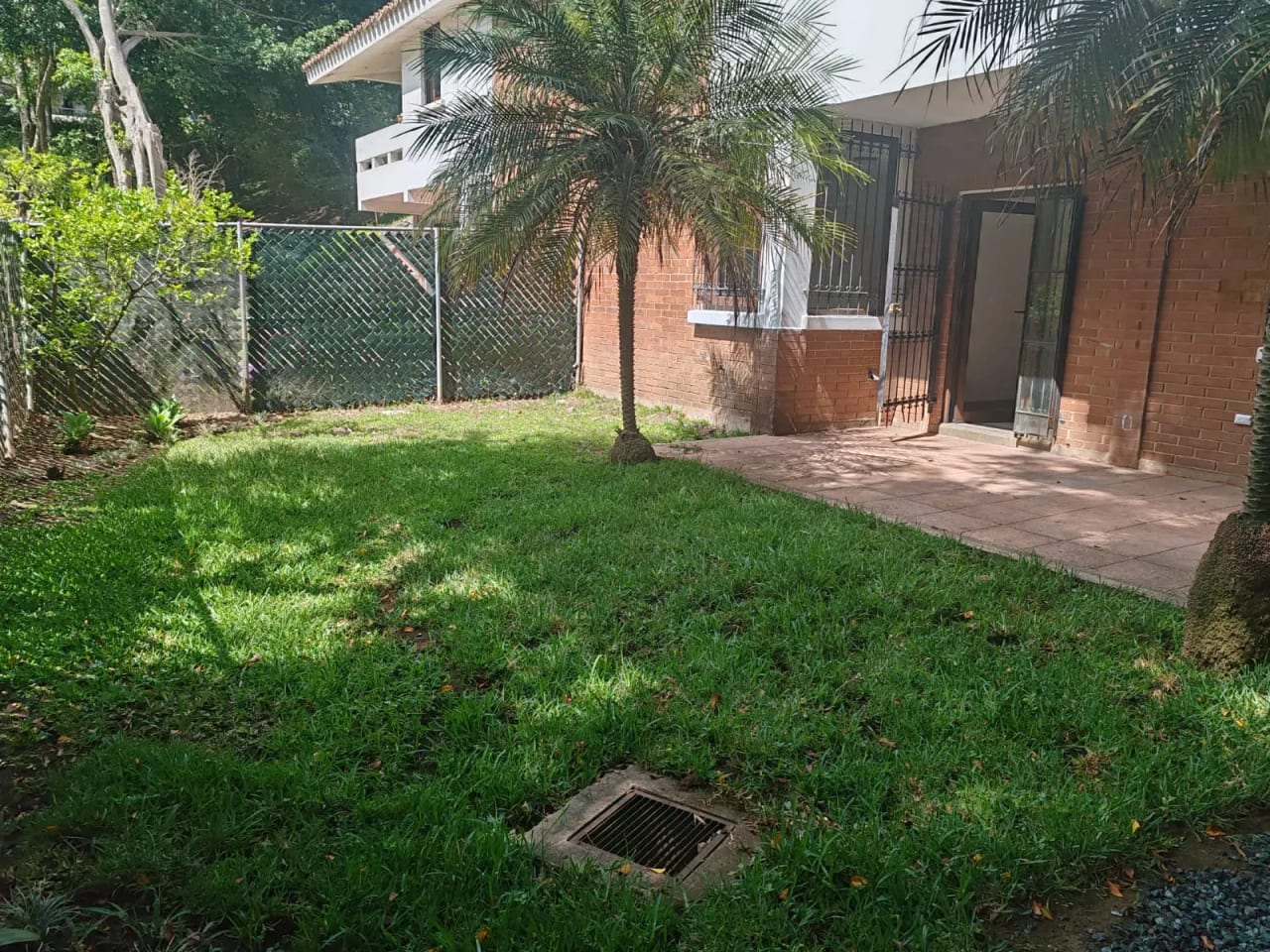 Se renta casa en zona 10 lista para ocupar — foto 15 de 17