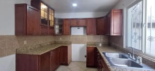Se renta casa en zona 10 — miniatura 8 de 16