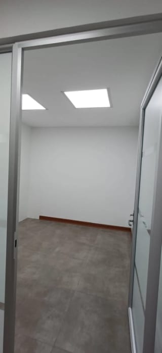 Se renta oficina en zona 10 de 96.45 metros — miniatura 8 de 12
