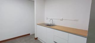 Se renta oficina en zona 10 de 96.45 metros — miniatura 2 de 12