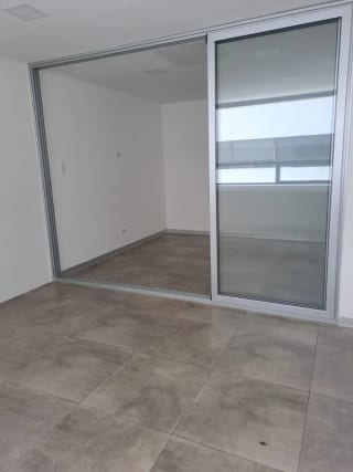Se renta oficina en zona 10 de 67.80 — miniatura 1 de 7