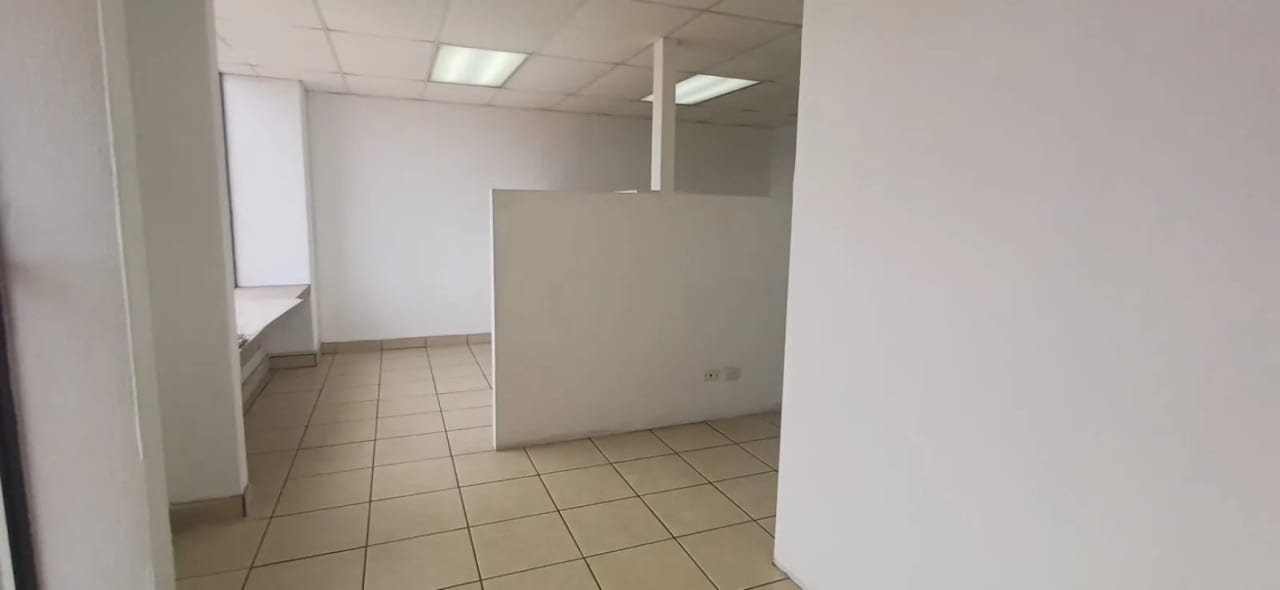 OFICINA EN RENTA - ZONA 9 — foto 4 de 7