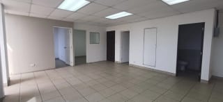 SE RENTA OFICINA EN ZONA 9 — miniatura 1 de 6