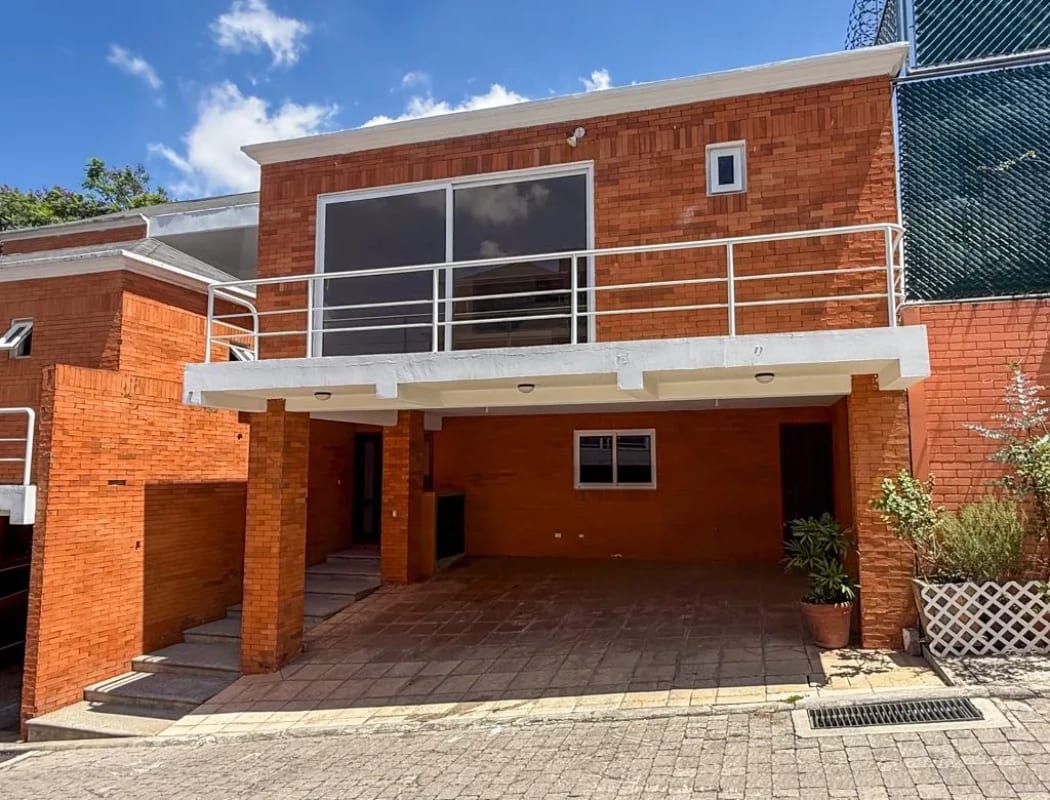 CASA EN VENTA ó RENTA EXPLANADA CAYALA Z.16 GUATEMALA — foto 1 de 17